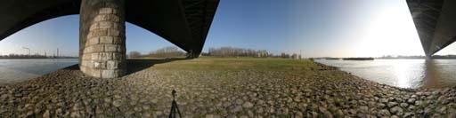 Duisburg, unter der Autobahnbrücke A40