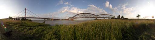 Duisburg, Rheinbrücken mit Blick auf Duisburg